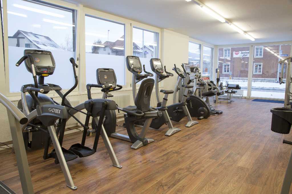 Moderne Trainingsgeräte im Physio-Zentrum Däniken